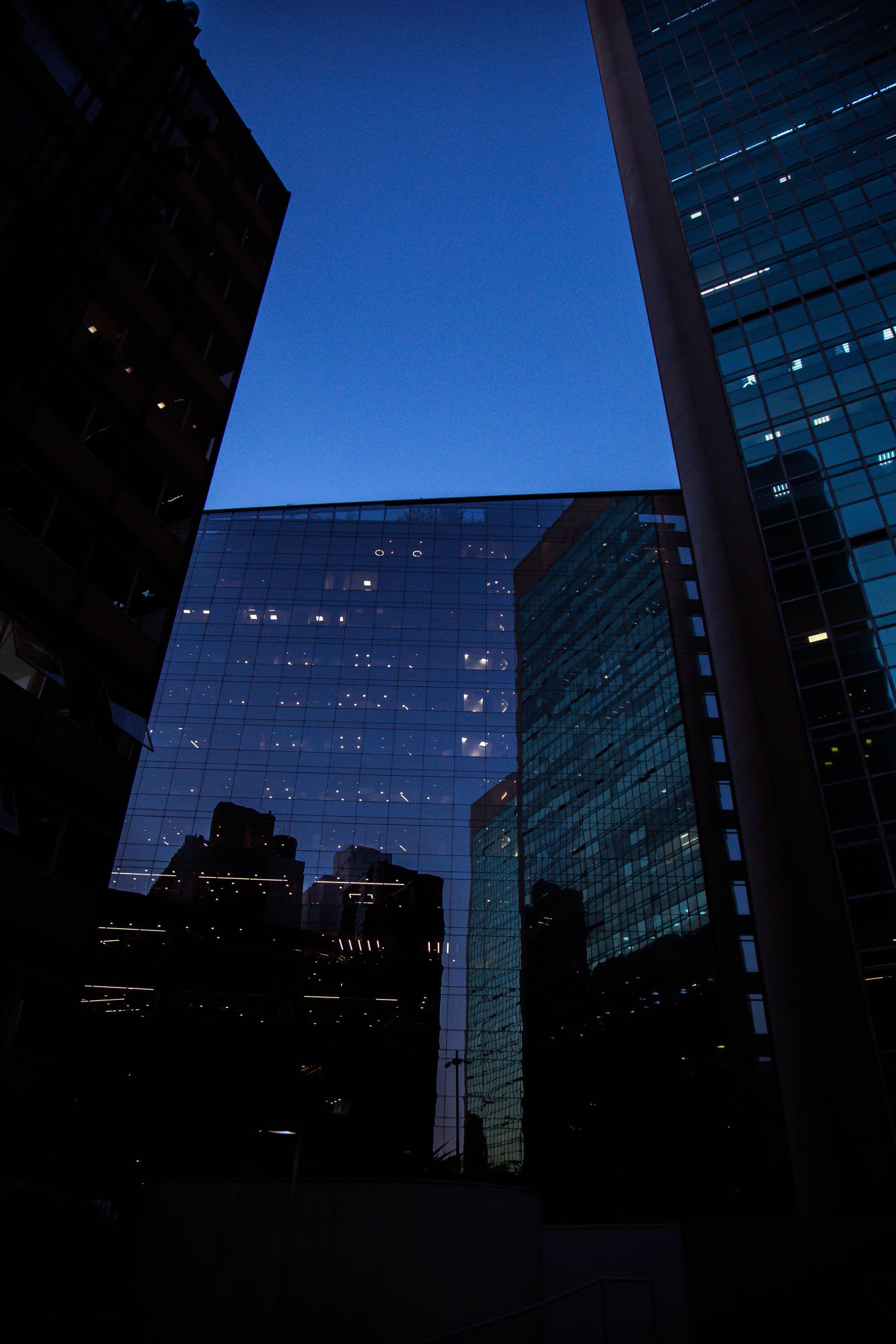 Torres de un distrito financiero al atardecer
